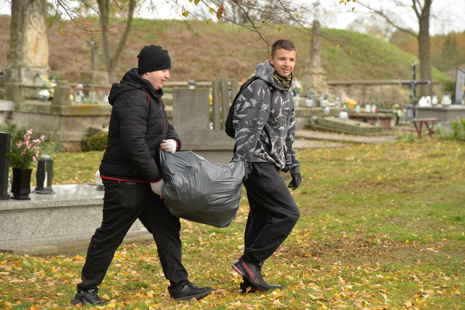 Społeczna akcja sprzątania cmentarza w Iłży
